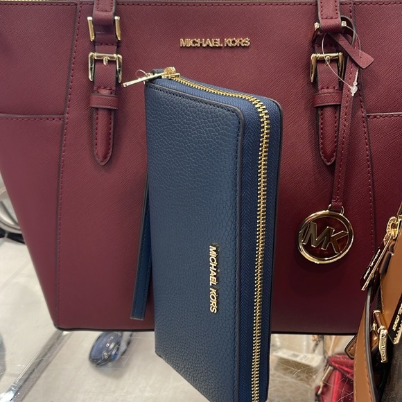 MICHAEL KORS LARGE TRAVEL CONTINENTAL WRISTLET WALLET NAVY BLUE COLOR
NWT - Picture 4 of 16